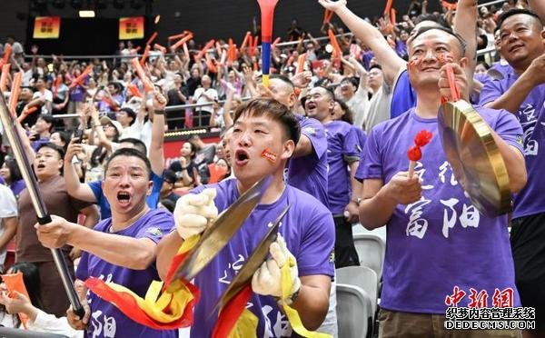 7月27日，浙江省城市篮球联赛(简称“浙BA”)杭州赛区冠军赛在拱墅区运河体育公园体育馆举行，富阳队战胜上城队夺冠。图为富阳队球迷为球队加油。中新社记者 王刚 摄 