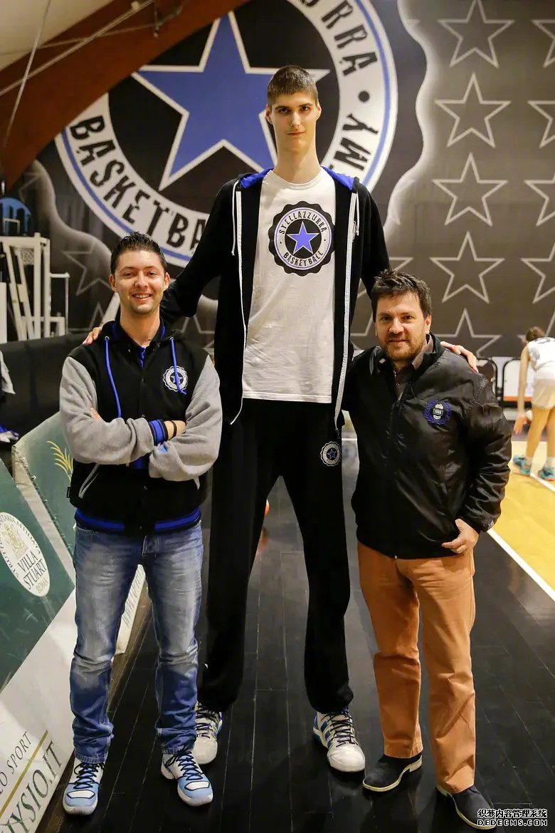 《异形：夺命舰》曝2米31替身特辑 原来“人体异形”是真人扮演