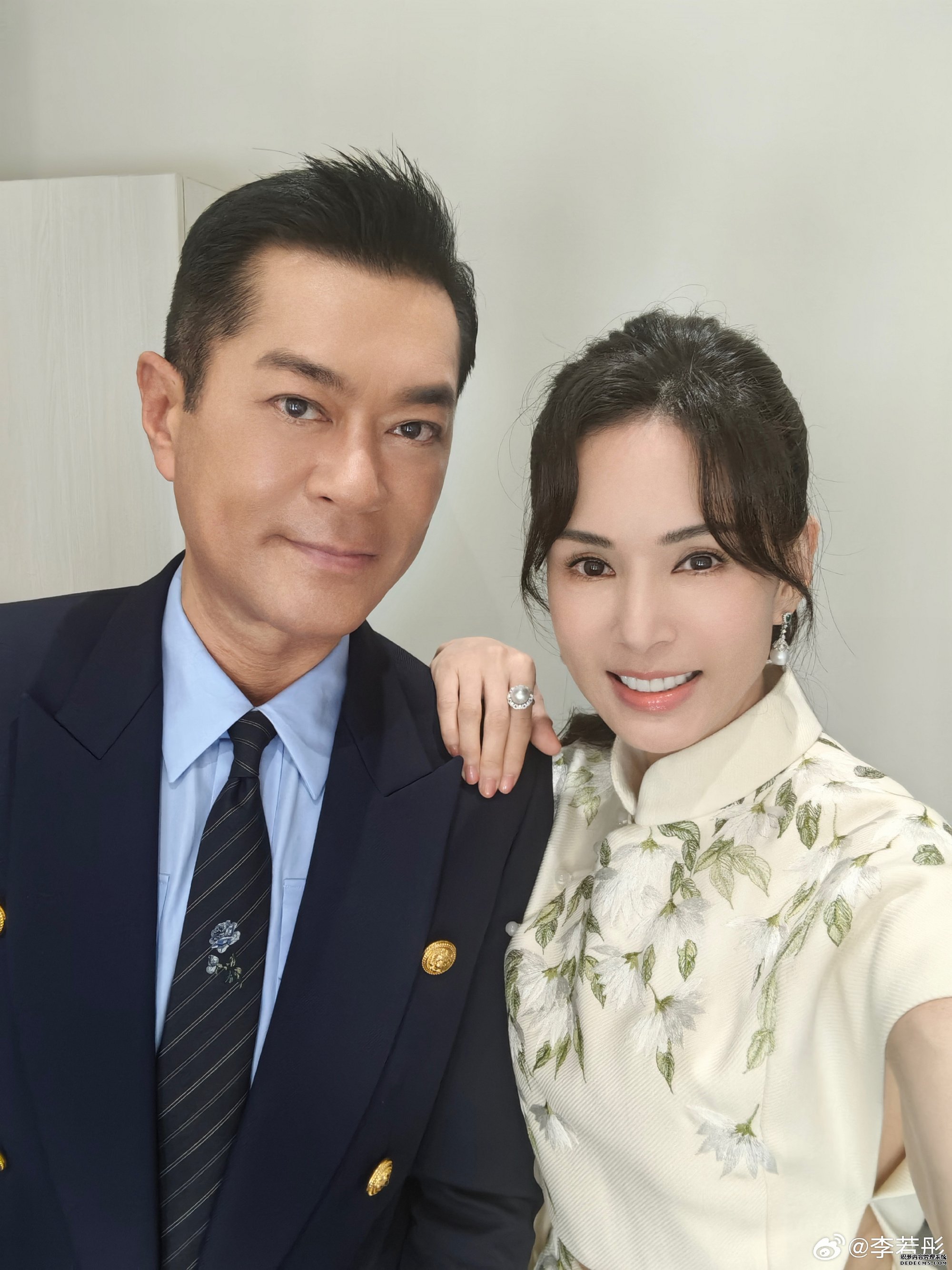 “神雕侠侣”李若彤古天乐晒合影，“29年了，我的过儿依然这么帅”