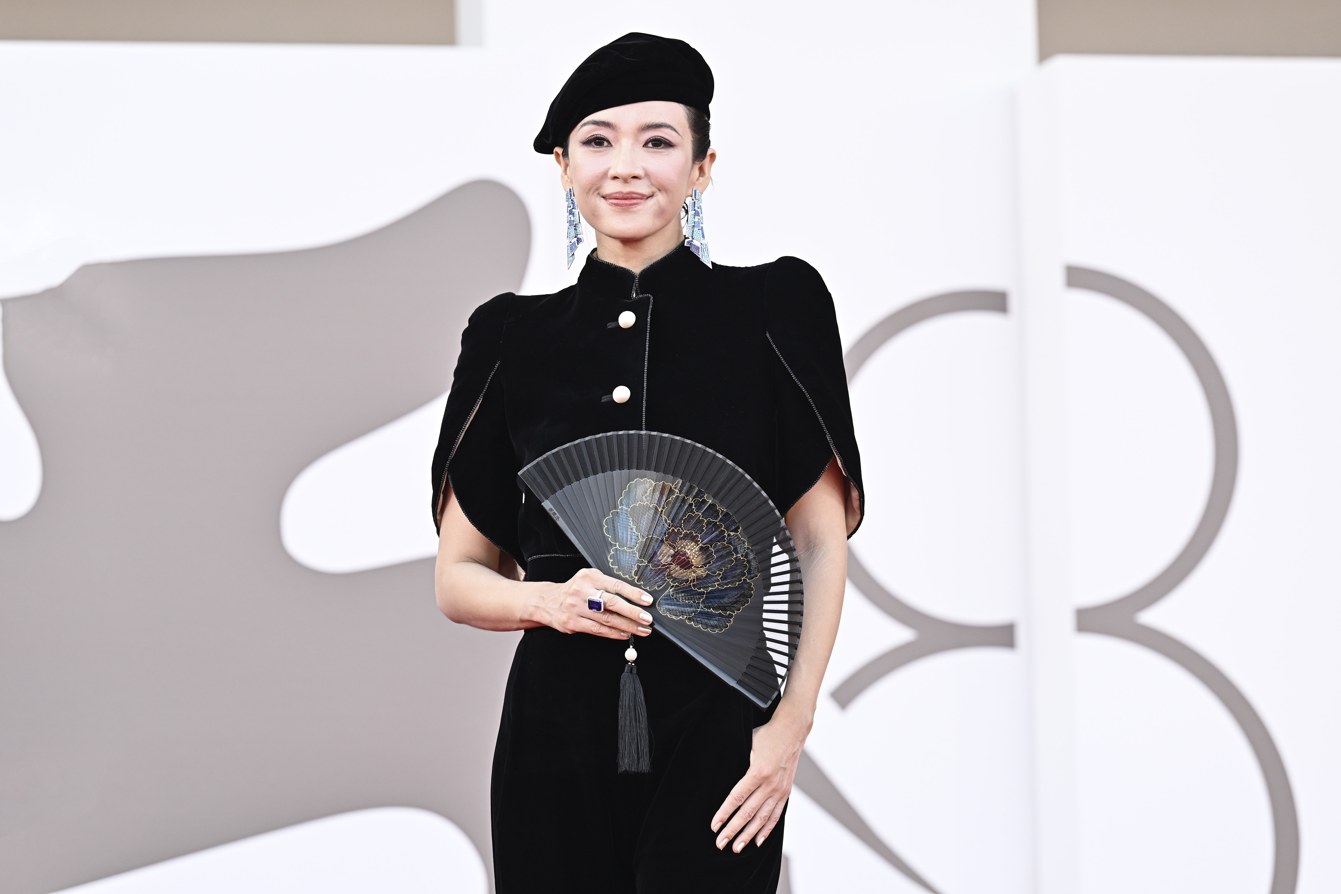 章子怡等亮相81届威尼斯开幕红毯 西格妮韦弗获得终生成就金狮奖