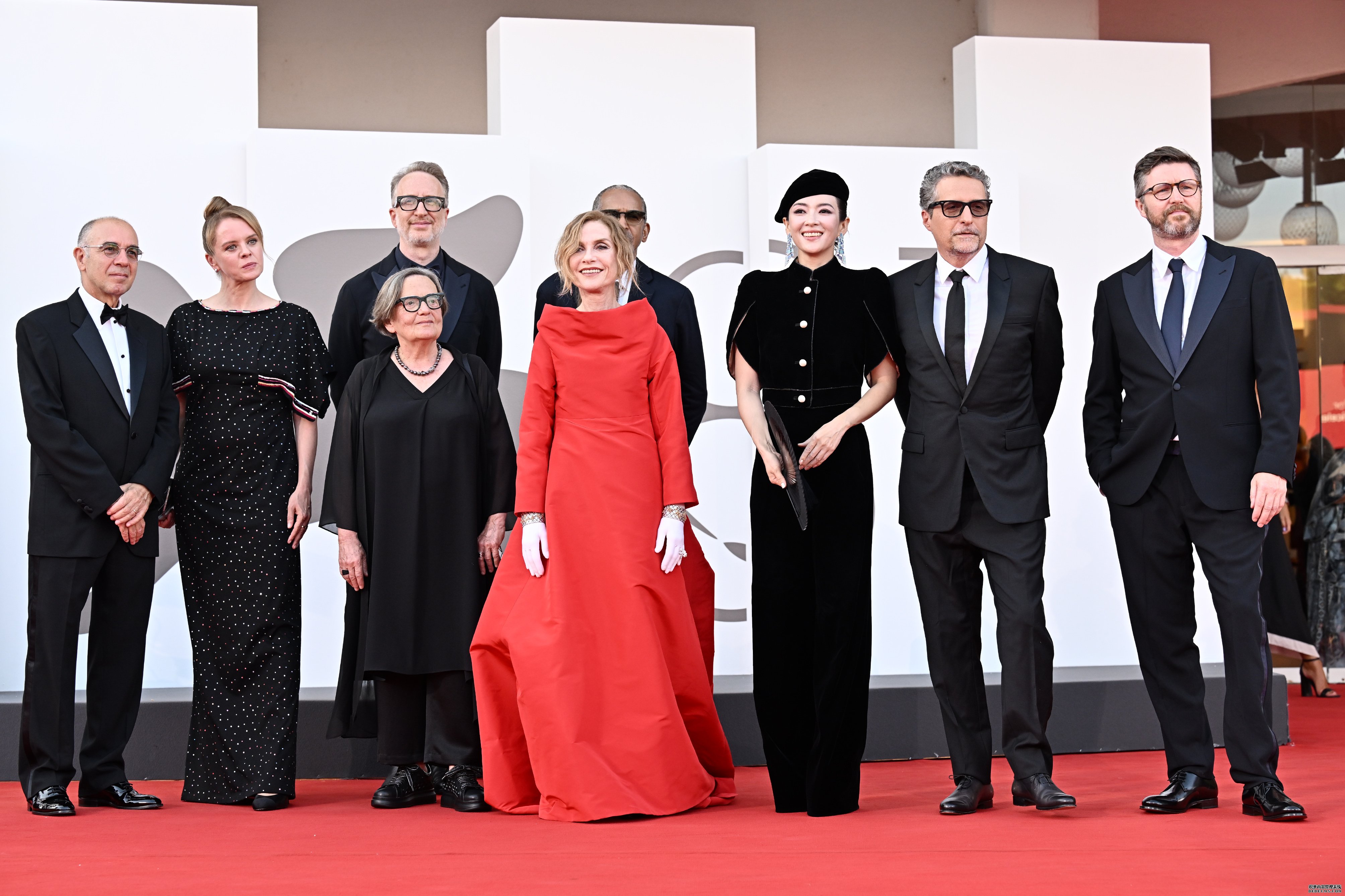 章子怡等亮相81届威尼斯开幕红毯 西格妮韦弗获得终生成就金狮奖