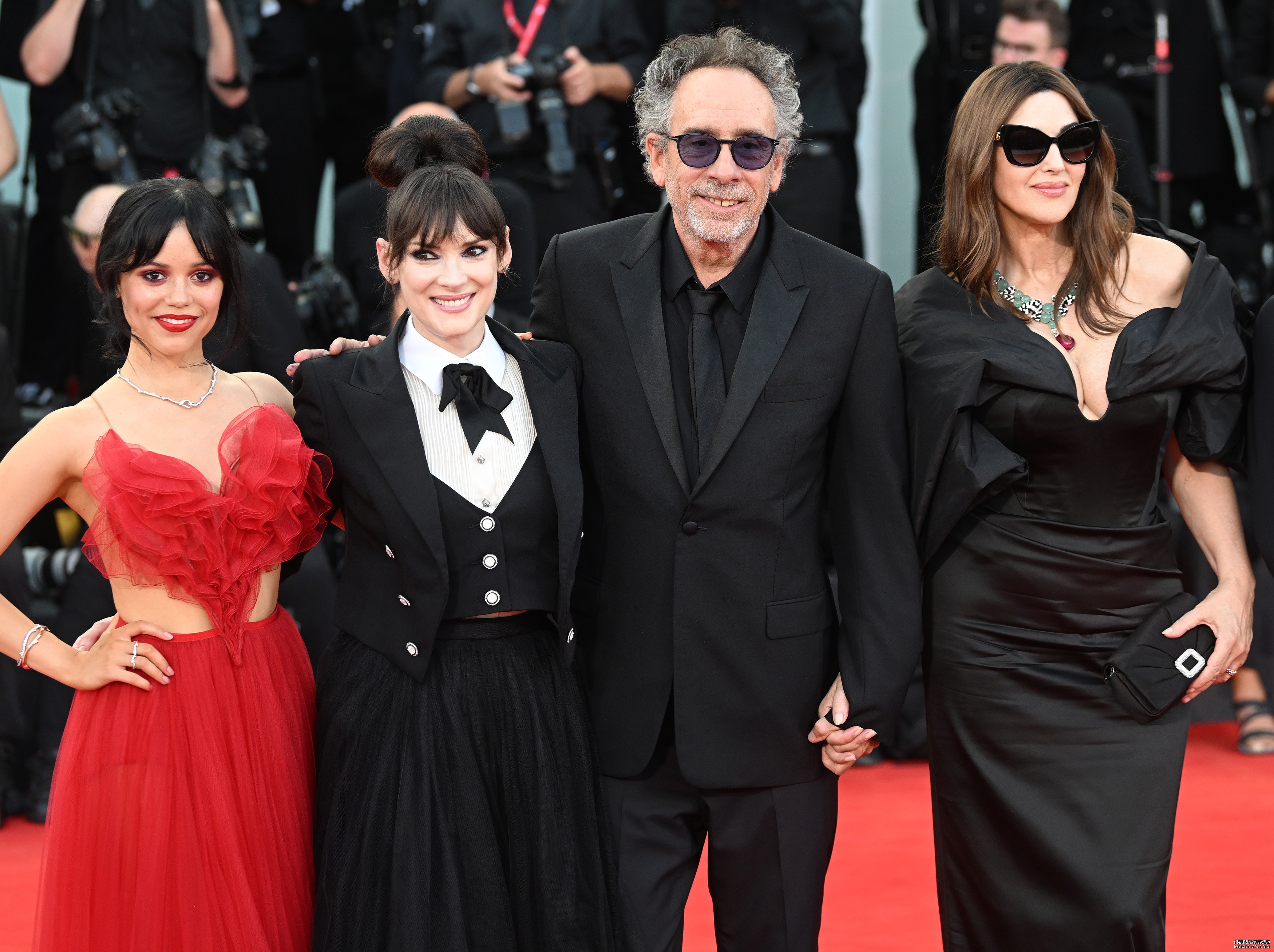 章子怡等亮相81届威尼斯开幕红毯 西格妮韦弗获得终生成就金狮奖