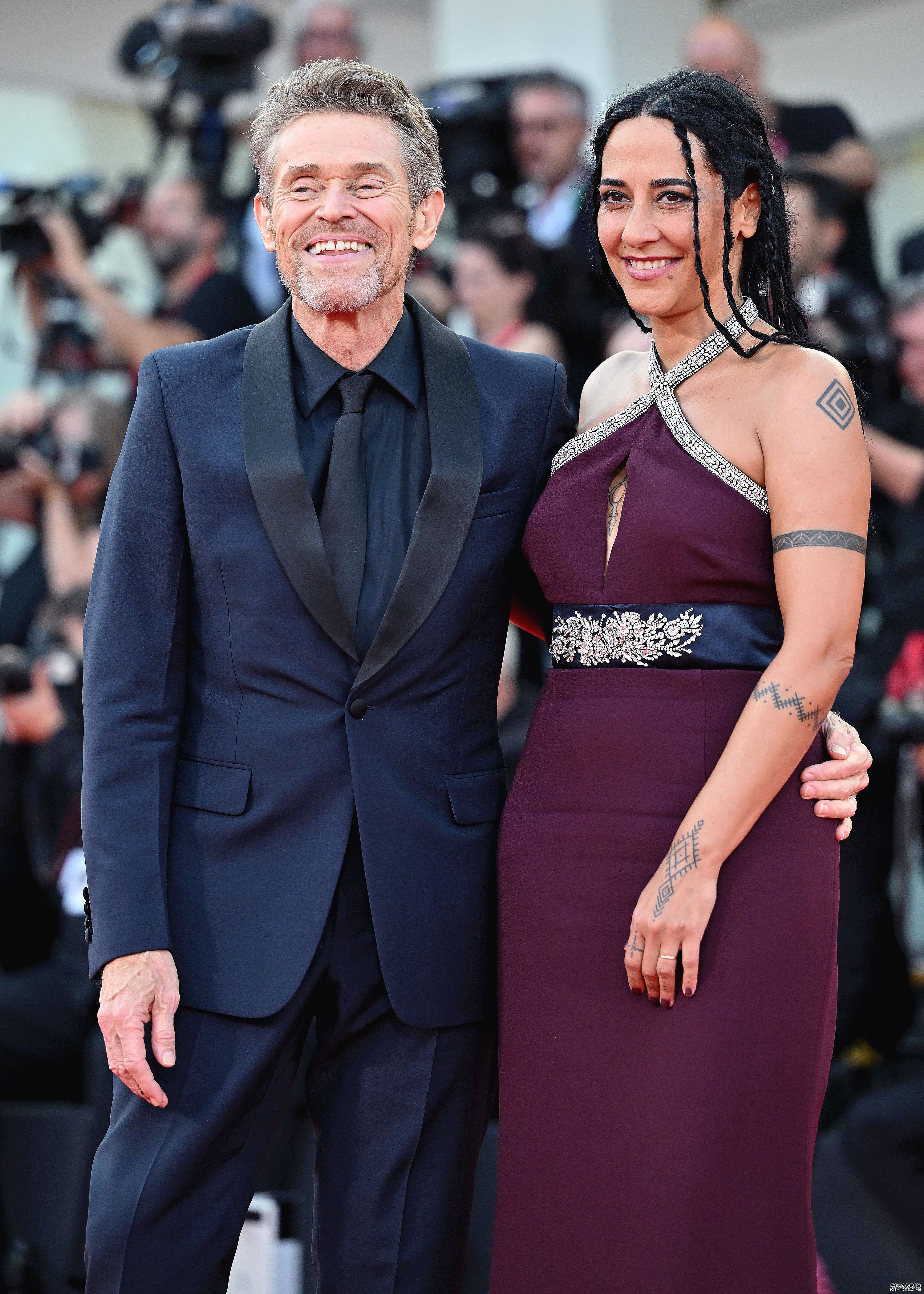 章子怡等亮相81届威尼斯开幕红毯 西格妮韦弗获得终生成就金狮奖