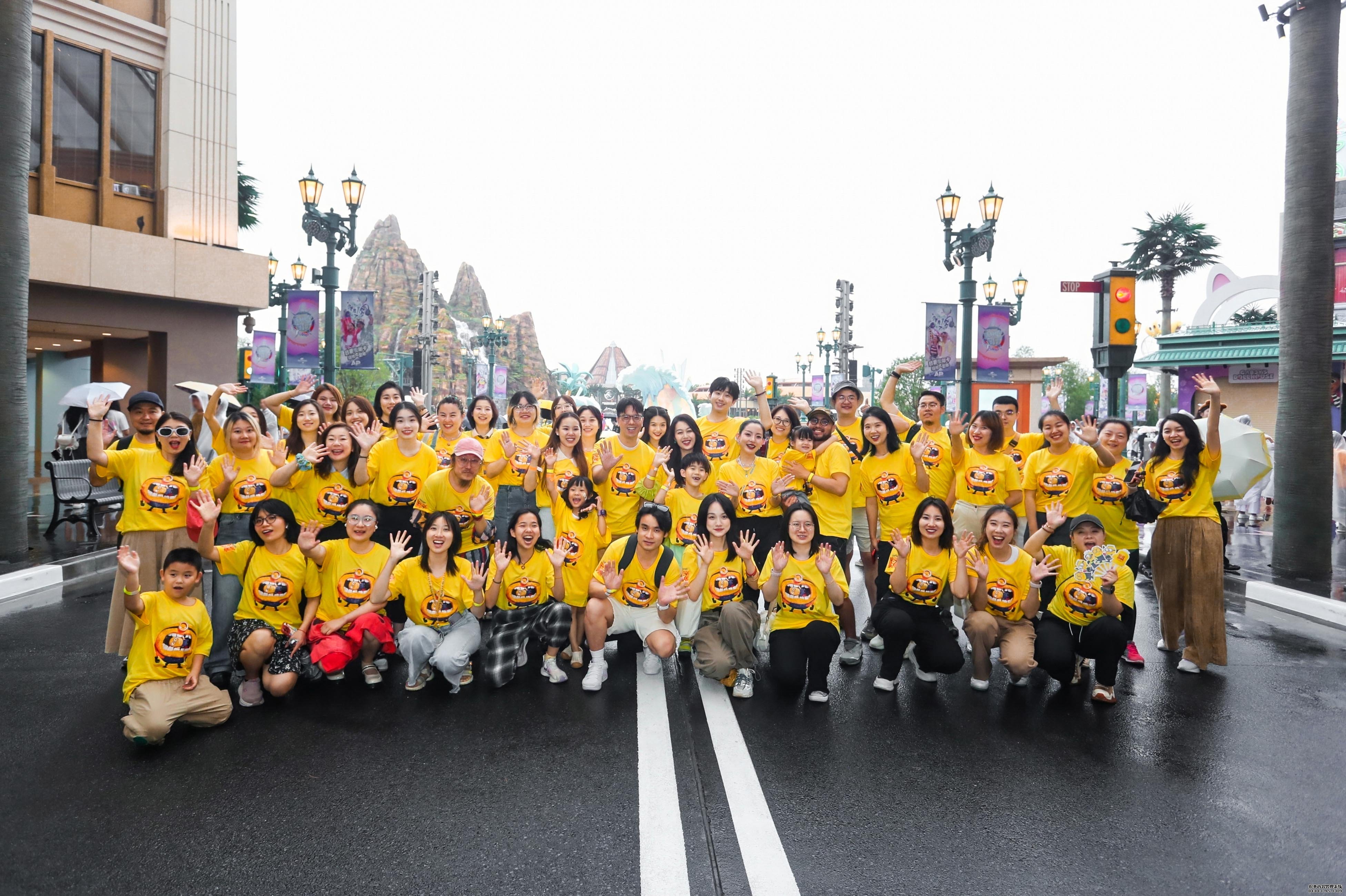 《神偷奶爸4》上映首日，数百名“小黄人”在北京环球度假区集结狂欢