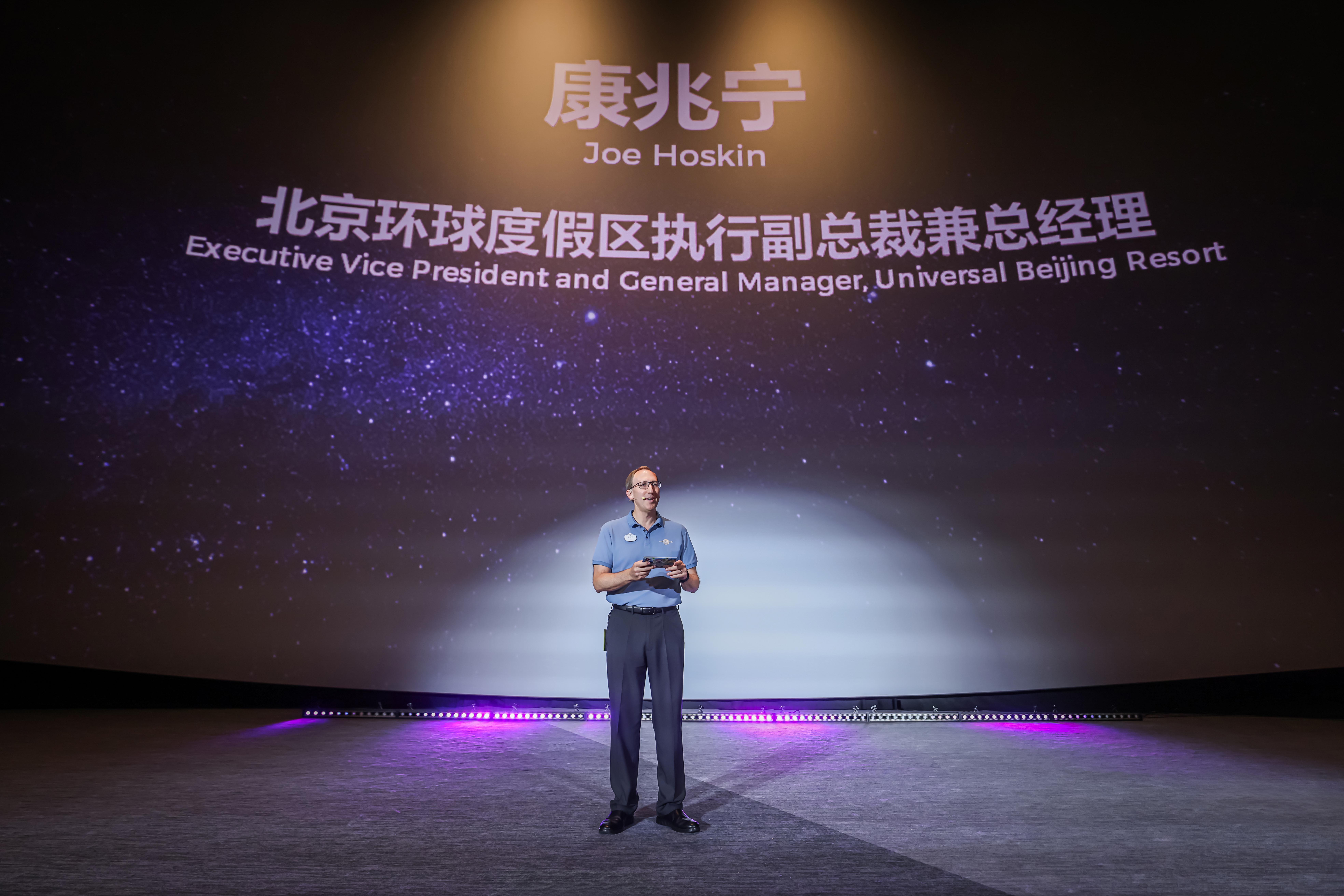 《神偷奶爸4》上映首日，数百名“小黄人”在北京环球度假区集结狂欢