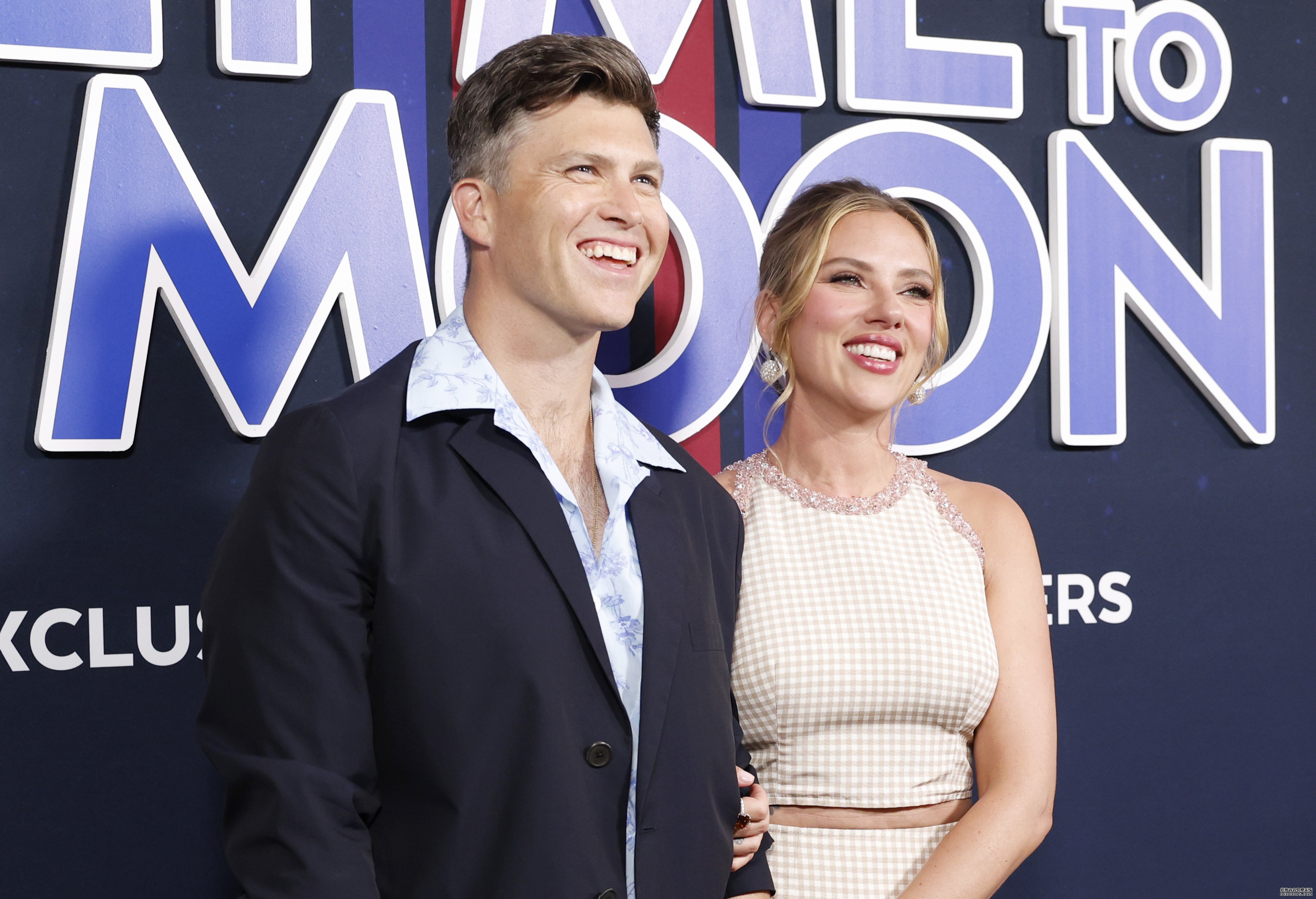 斯嘉丽·约翰逊和丈夫出席《登月大计划》首映式