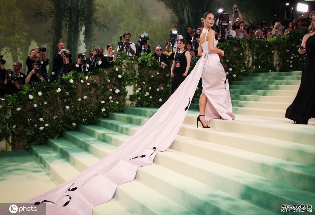 群星亮相24年纽约大都会时装庆典