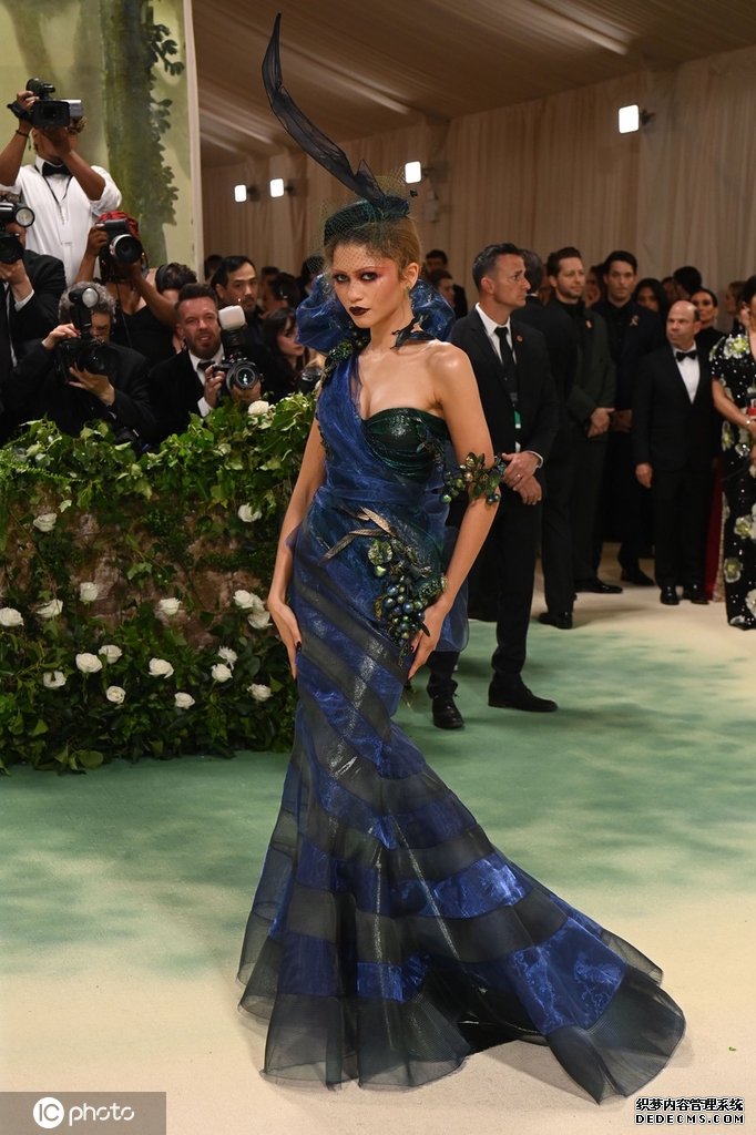 群星亮相24年纽约大都会时装庆典