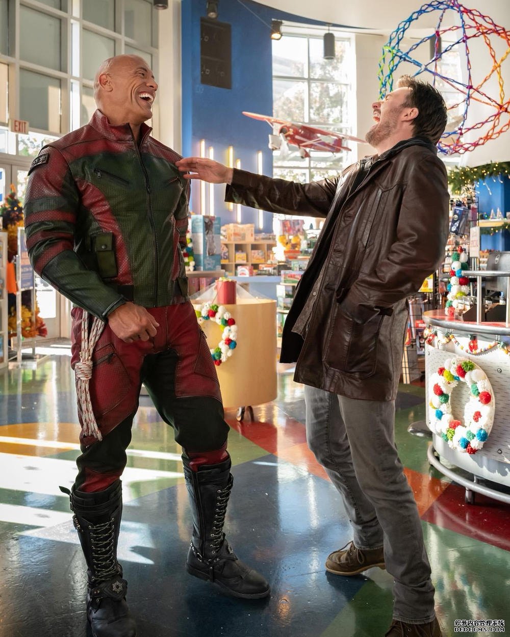 “巨石”强森被爆料在片场耍大牌，新片《红色一号》因强森超支5000万美元