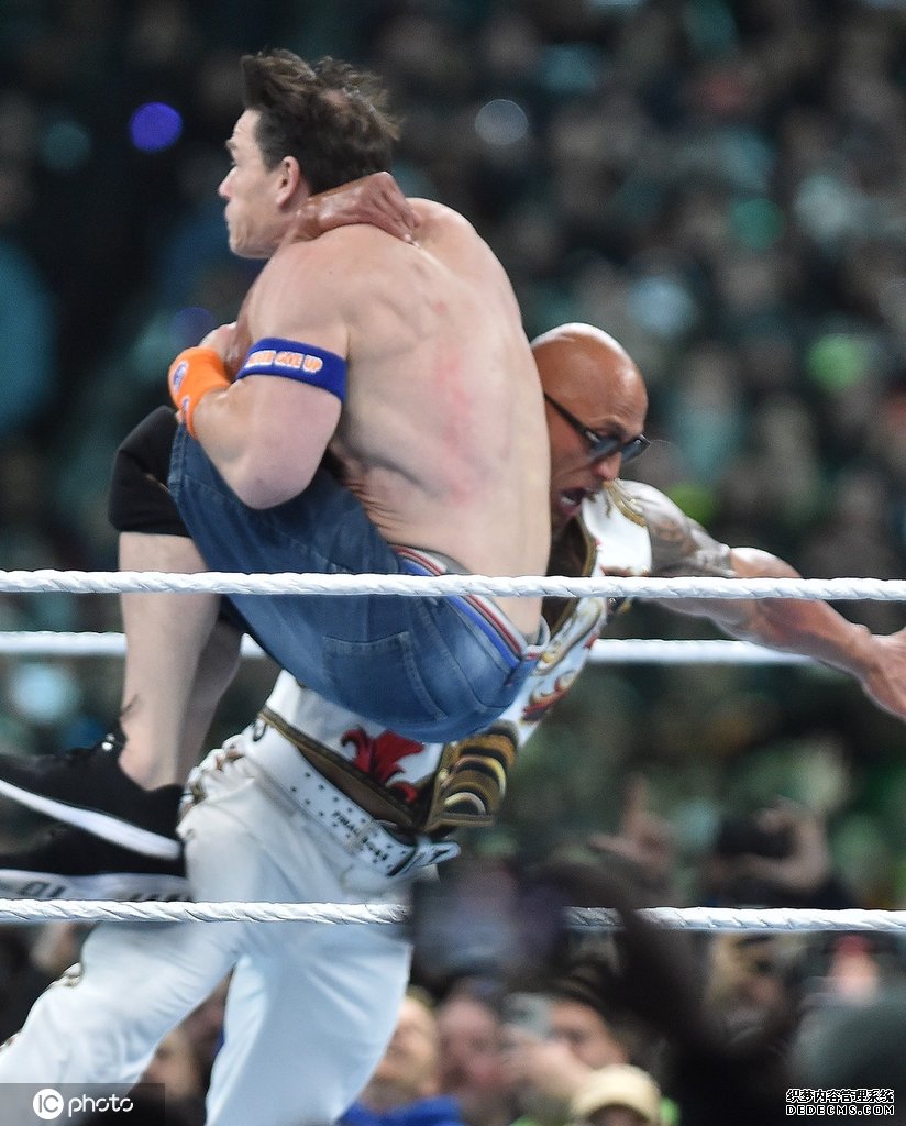 巨石强森和赵喜娜打起来了! WWE摔角比赛创入场人数纪录