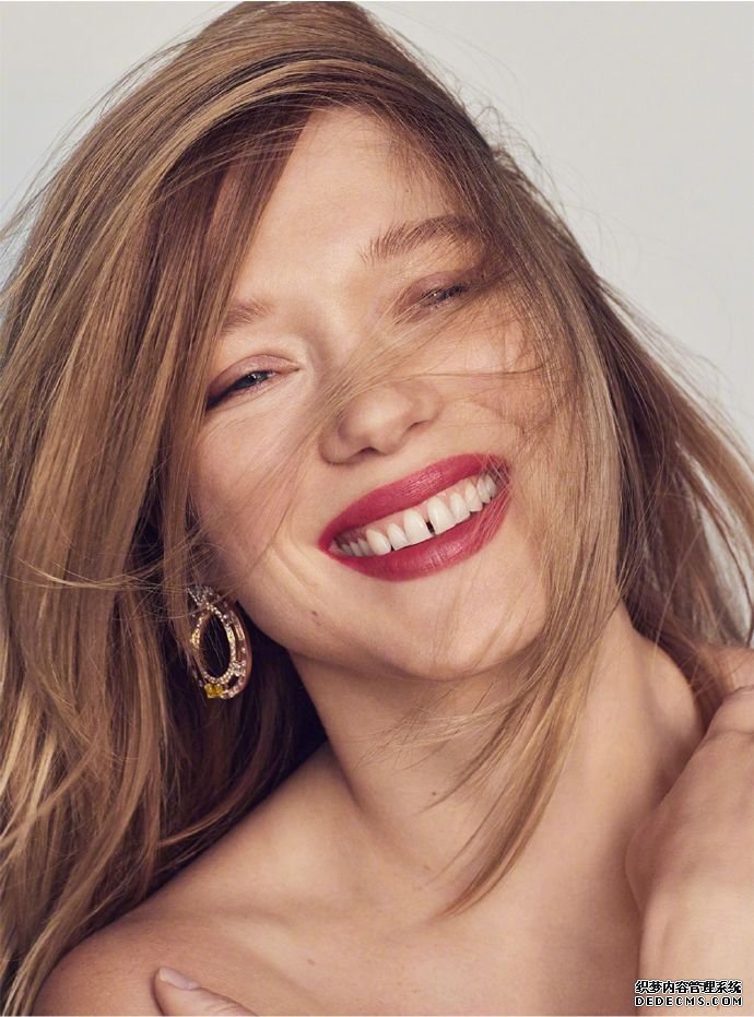 蕾雅·赛杜最新时尚写真曝光，出演电影《沙丘2》本周国内上映