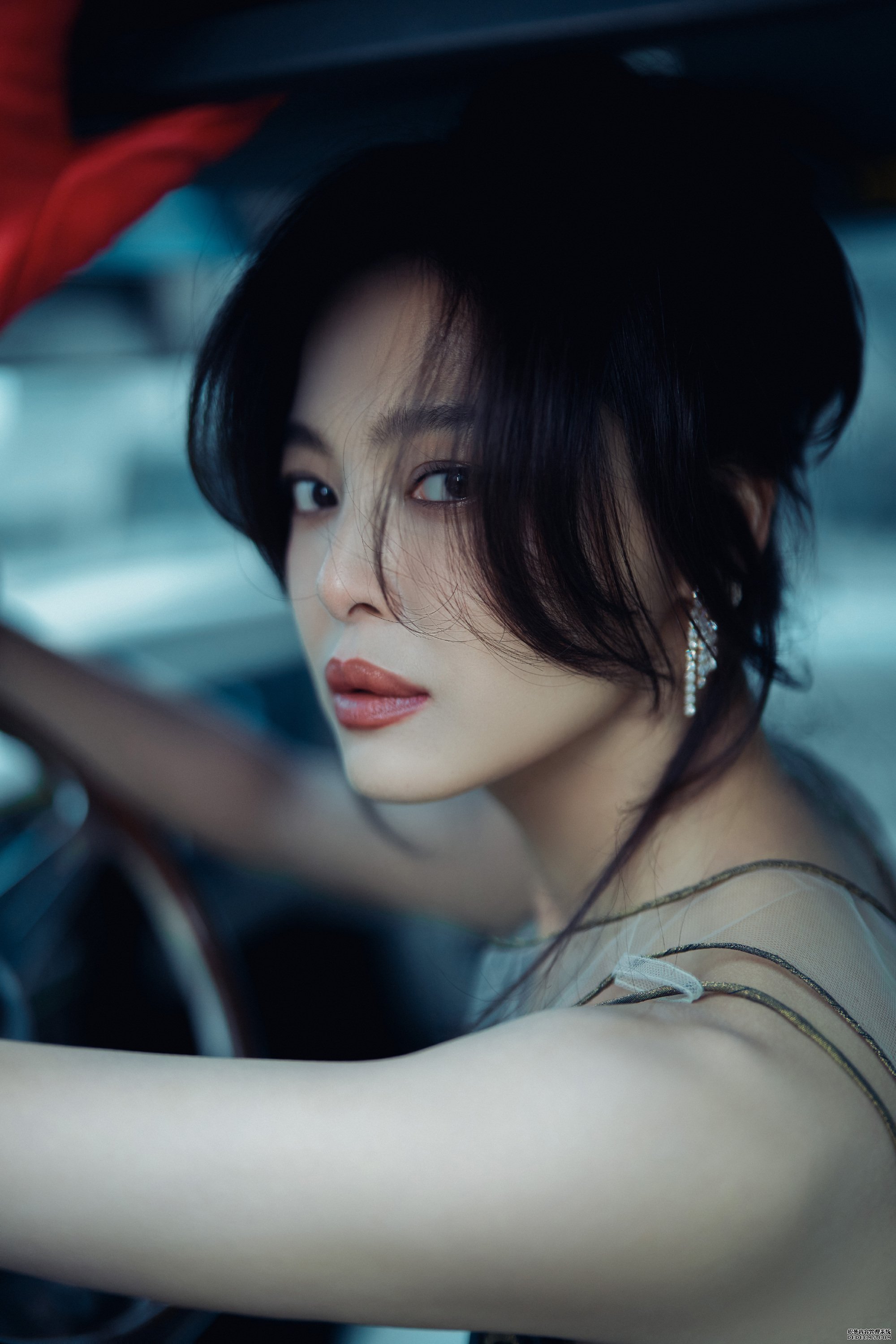 演员辛芷蕾曝光时尚写真，“至真园”老板娘尝试全新风格