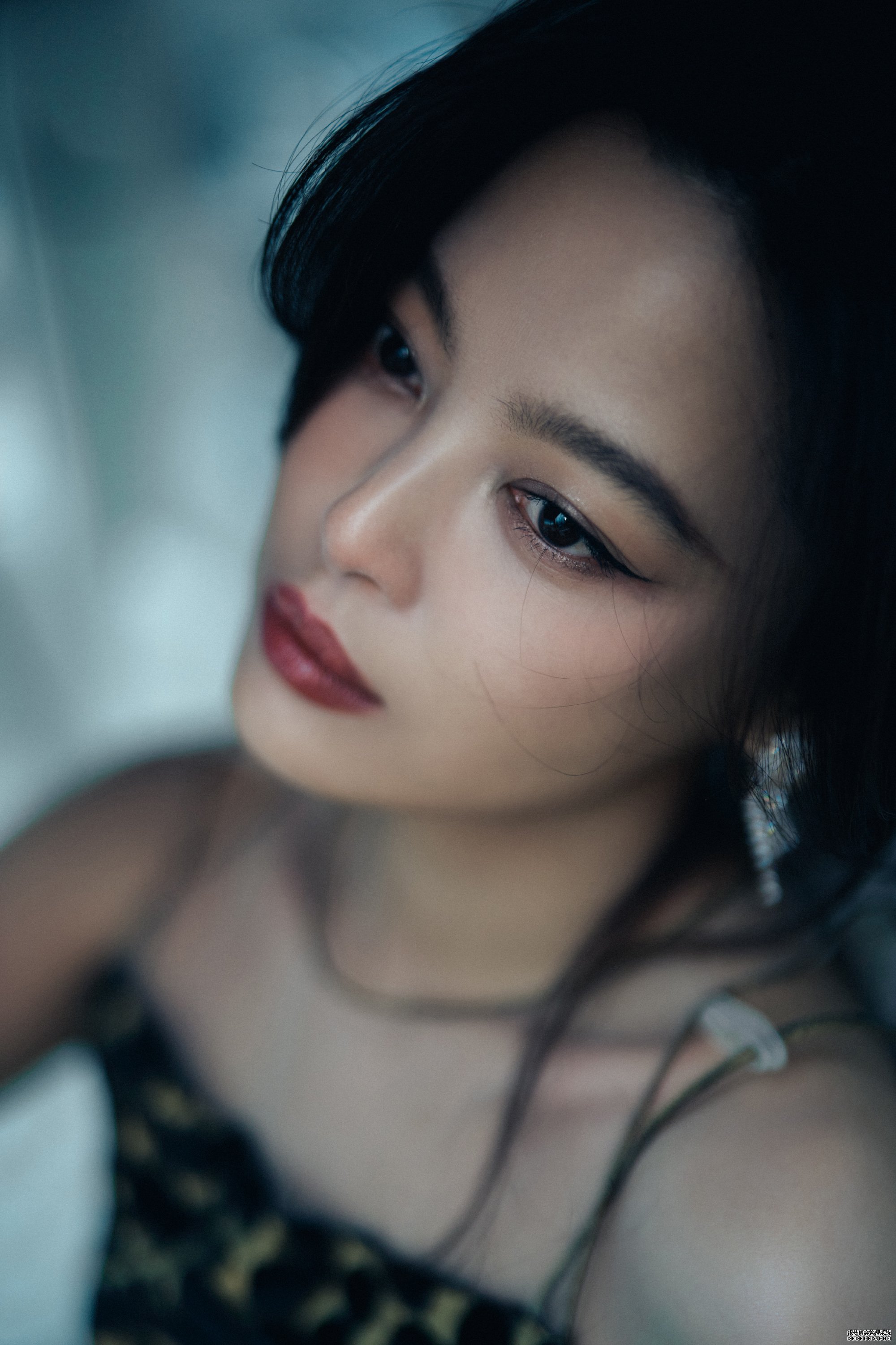 演员辛芷蕾曝光时尚写真，“至真园”老板娘尝试全新风格