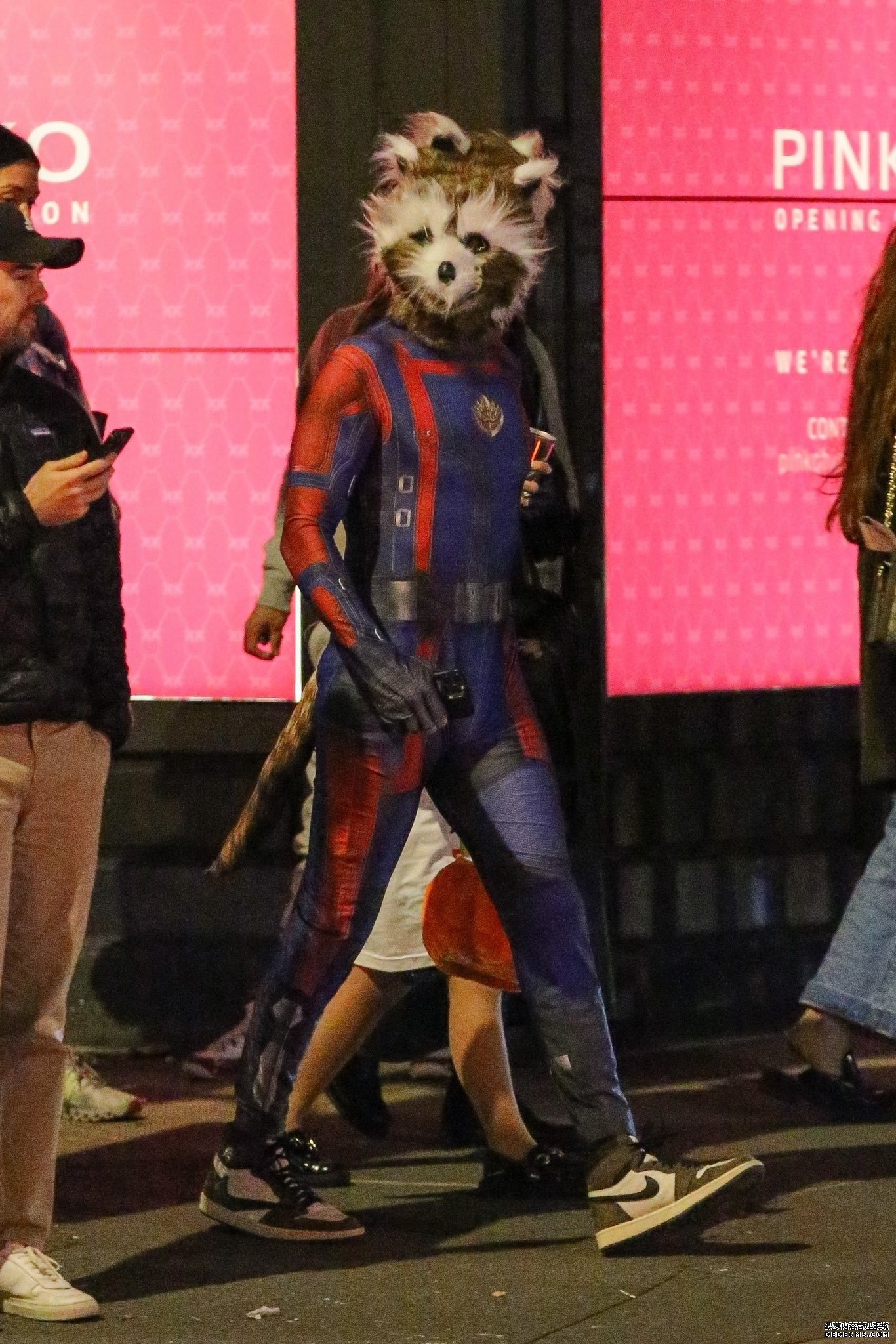 更多好莱坞明星万圣节Cosplay 加奈儿·梦奈竟然装扮成变色龙！