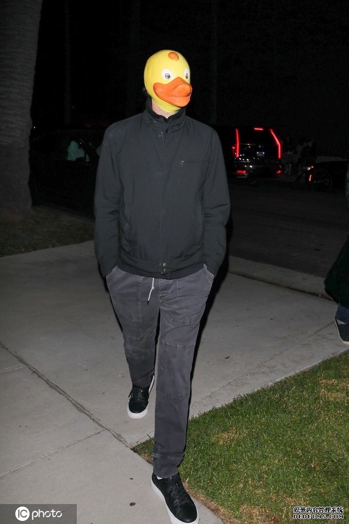 今年万圣节派对小李的Cos又赢了