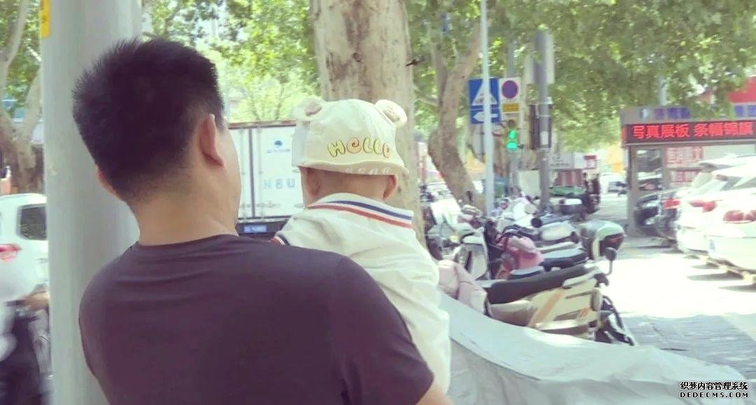 宝妈称佳贝艾特羊奶粉中发现黑色硬物 厂家：已开封无法检测