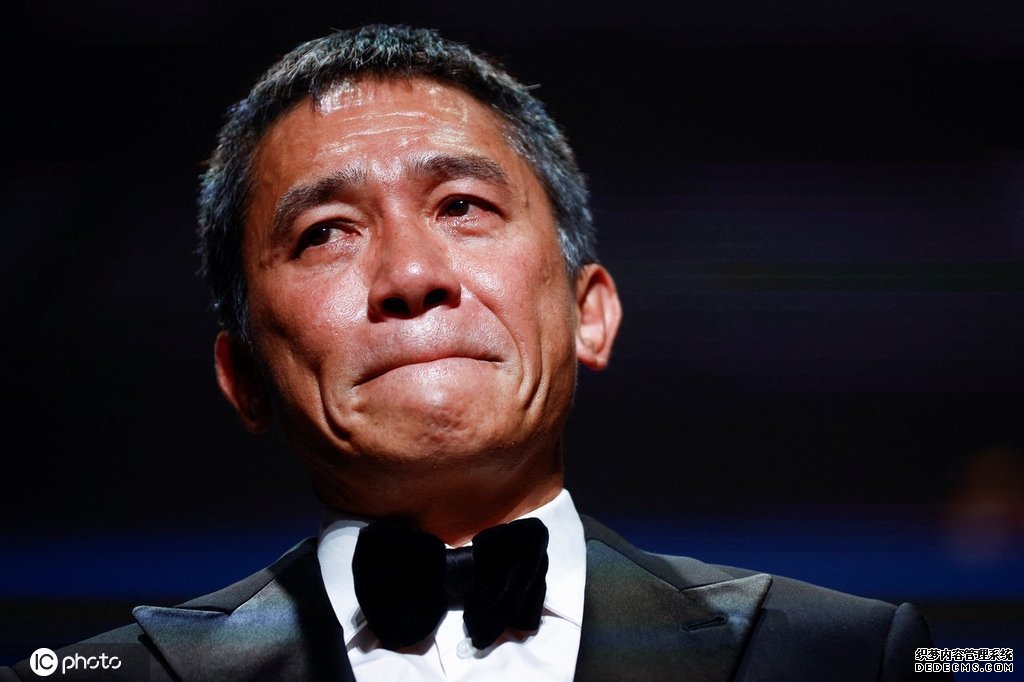 梁朝伟获威尼斯电影节终身成就奖 李安导演颁奖 刘嘉玲分享甜蜜合影