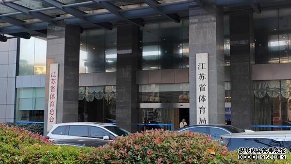 跳水馆内楼中楼是否违建 业主方继续缄默