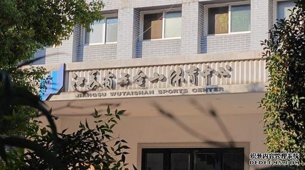 跳水馆内楼中楼是否违建 业主方继续缄默