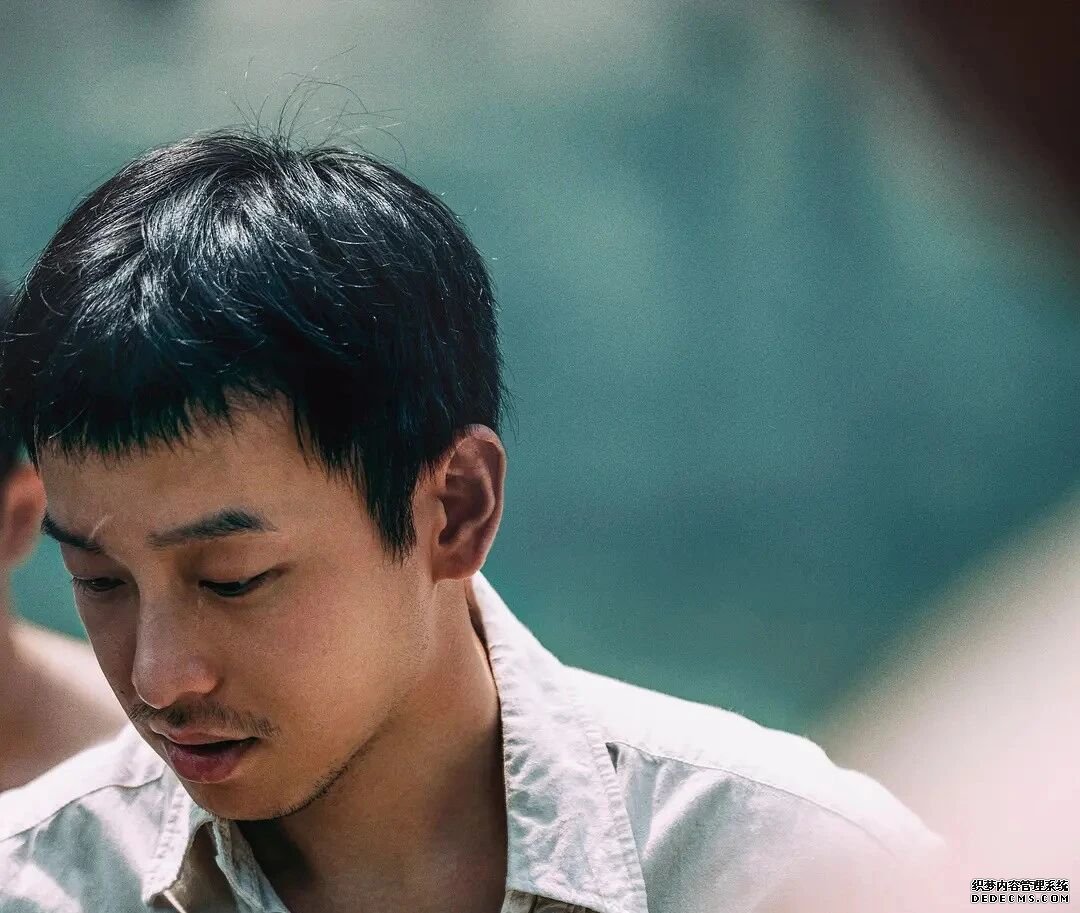 肖央和彭昱畅,竟然是年末最忙“打工人”?