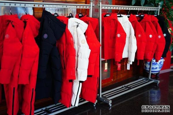 高校定制羽绒服成为“冬日爆款” 校园文创为何如此受欢迎？